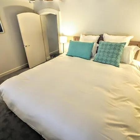 몰리에르 시크스위트 아파트 *