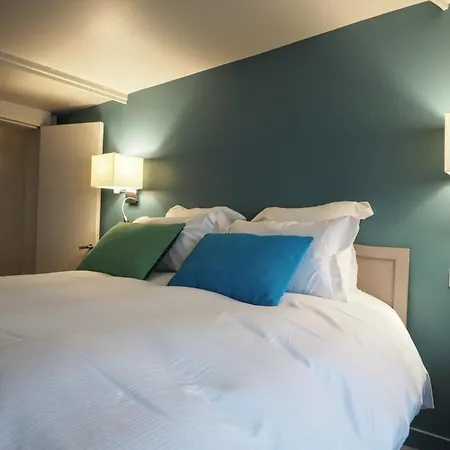 몰리에르 시크스위트 아파트