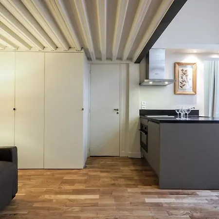 몰리에르 시크스위트 아파트 *